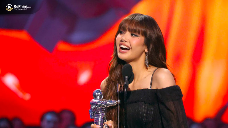 Lisa (Blackpink) nhận giải MTV Europe Music Awards (EMAs) 2024