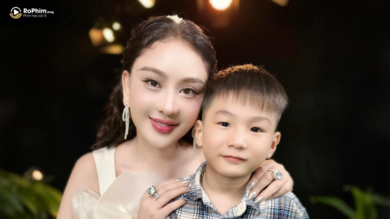 Lâm Khánh Chi cùng chồng cũ vẫn duy trì mối quan hệ tốt đẹp, cùng chăm sóc quý tử