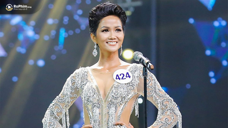 Hoa hậu H'Hen Niê gần đây đã thu hút sự chú ý với bộ váy cưới lộng lẫy