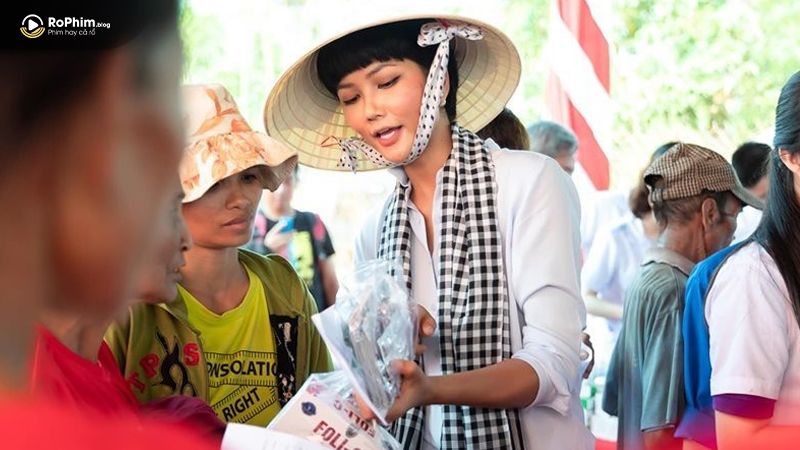 Nàng hậu cũng rất tích cực trong các hoạt động xã hội