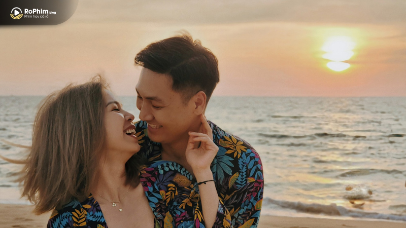 Lan Phương với nhan sắc trẻ trung, tươi cười rạng rỡ bên cạnh chồng
