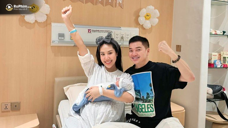 Quang Minh và vợ trẻ đón đứa con trai đầu lòng