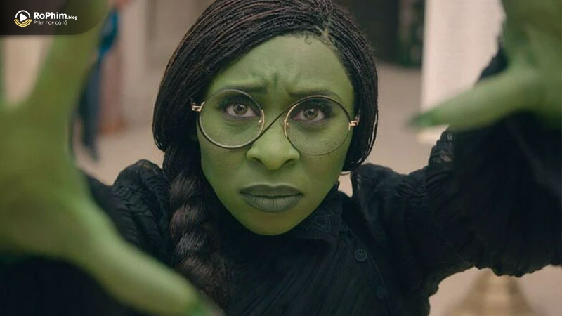 Cynthia Erivo trong vai Elphaba