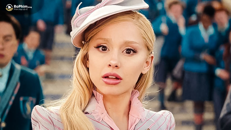 Ariana Grande trong vai Glinda