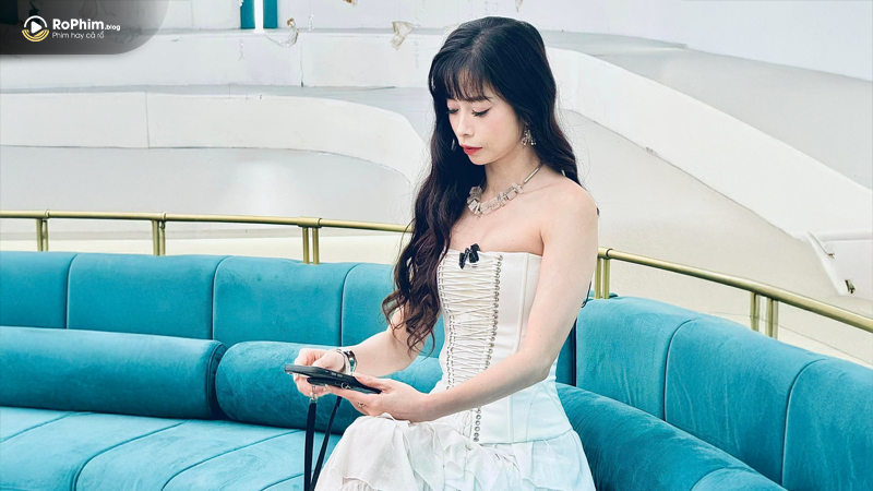 Cô Gái Đa Tài: Từ Sàn Đấu Đến Sân Khấu