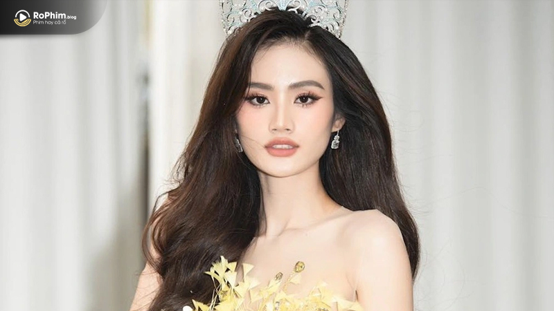 Hoa hậu Ý Nhi công khai quá trình phẫu thuật thẩm mỹ