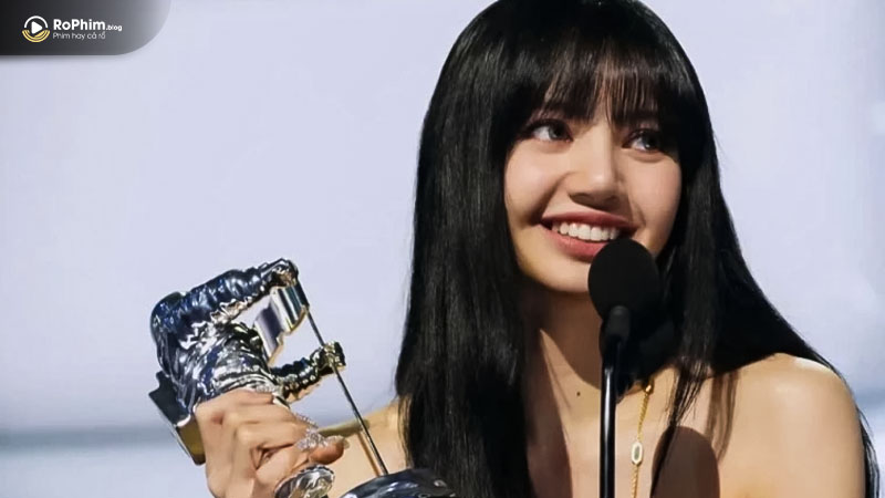Lisa vừa chính thức công bố album solo tiếp theo