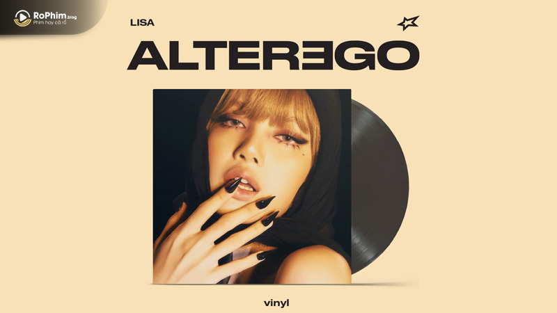 Lisa đội mũ trùm đầu với biểu cảm quyến rũ và bí ẩn trong bìa album Alter Ego