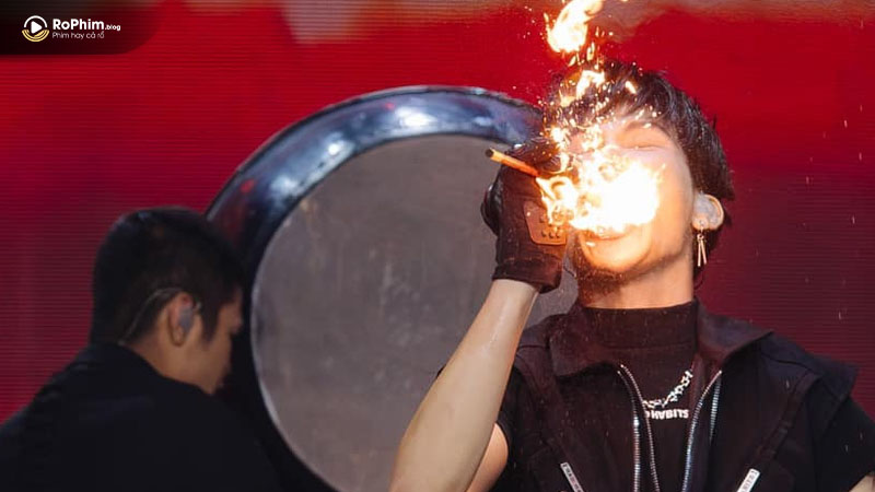Tiêu Minh Phụng trình diễn kỹ thuật phun lửa đầy mãn nhãn trong Gan Vàng Dạ Sắt