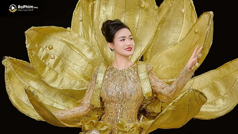 Người đẹp Vũ Thị Hoa đầy ấn tượng với bộ quốc phục “Sen Vàng Toả Sáng”