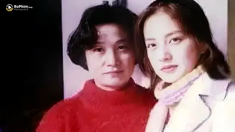 Triệu Vy và mẹ của cô - bà Nguỵ Khải Dĩnh