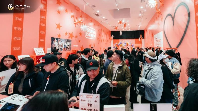 Fan xếp hàng đông đúc tại pop-up Complex để sỡ hữu merch độc đáo của TWICE