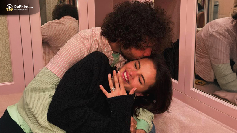 Selena Gomez bất ngờ thông báo đã đính hôn với bạn trai Benny Blanco