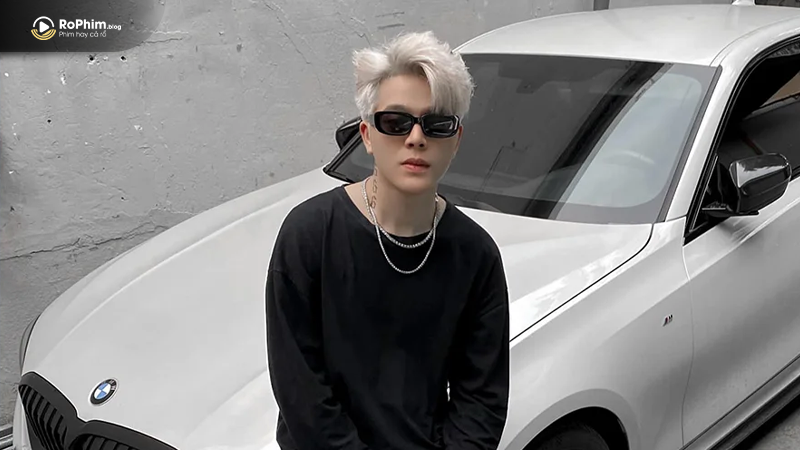 RHYDER tạo dáng cá tính cùng xe sang trước Minishow Dự Án Bí Mật.