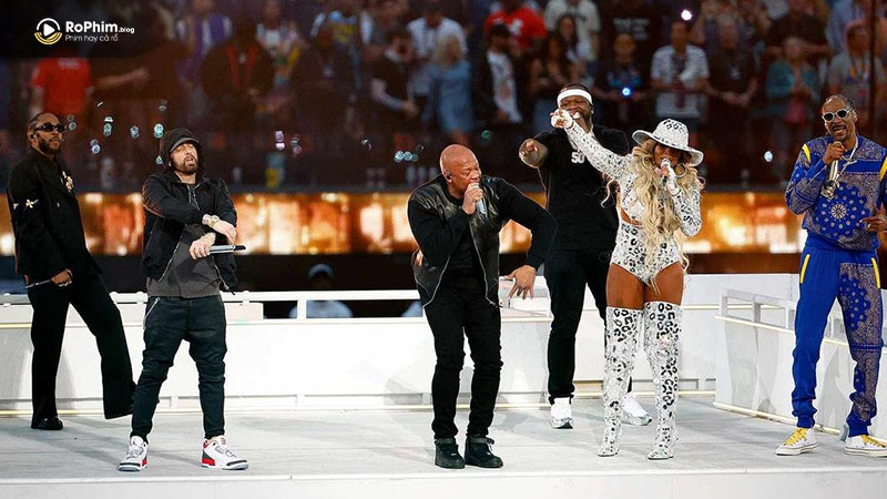 Kendrick Lamar biểu diễn cùng Dr. Dre, Eminem và Snoop Dogg tại Super Bowl Halftime Show 2025.
