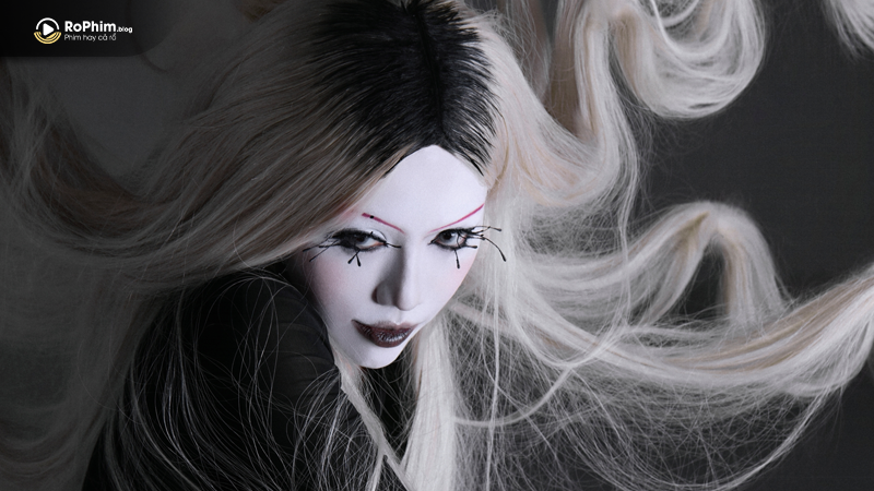 Hình ảnh ma mị của Phùng Khánh Linh trong MV Ước Anh Tan Nát Con Tim