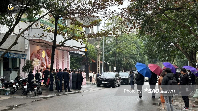 Sáng ngày 15/1, Á hậu Phương Nhi và bạn trai đã tổ chức lễ ăn hỏi tại tư gia của cô dâu ở Thanh Hóa