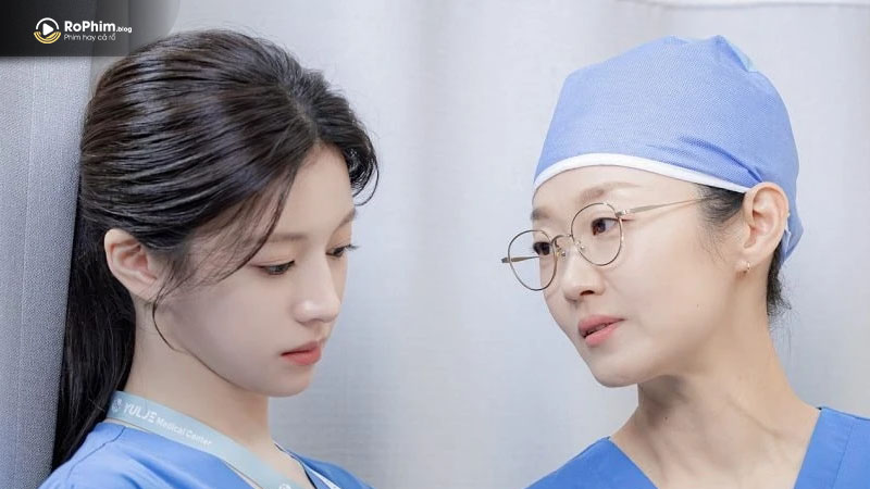 Chuyện Đời Bác Sĩ Nội Trú chạm đến trái tim người xem qua tình bạn, sự đồng cảm và lòng nhân ái nơi bệnh viện.