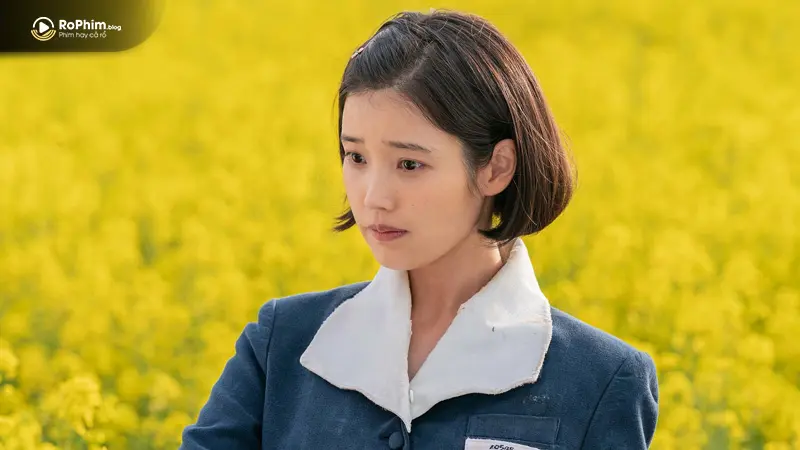 IU tỏa sáng trong vai Ae Sun và Geum Myeong, mang đến hai thế hệ đầy cảm xúc với diễn xuất tự nhiên và sâu sắc trong Khi Cuộc Đời Cho Bạn Quả Quýt.