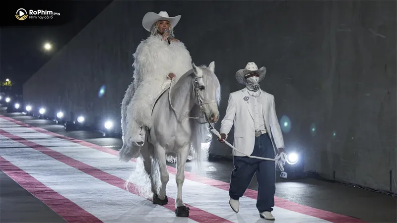 Beyoncé xuất hiện như nữ thần trên lưng ngựa