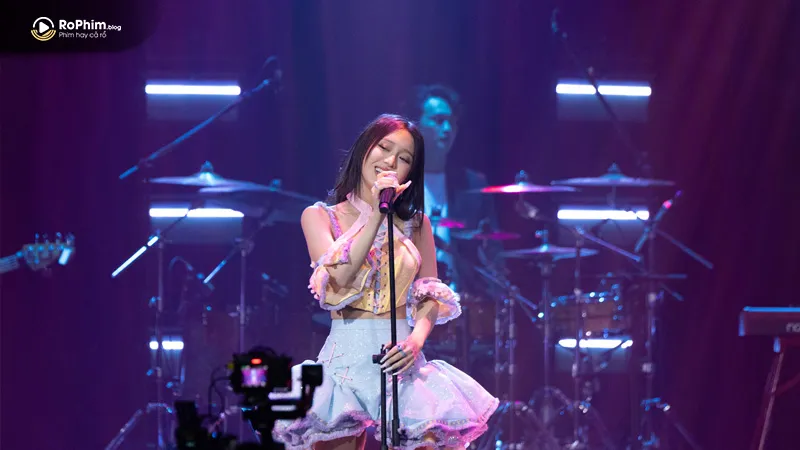 nữ ca sĩ Han Sara vừa chính thức trình làng MV cho ca khúc tiếng Anh mang tên "I’m Your Christmas Present"