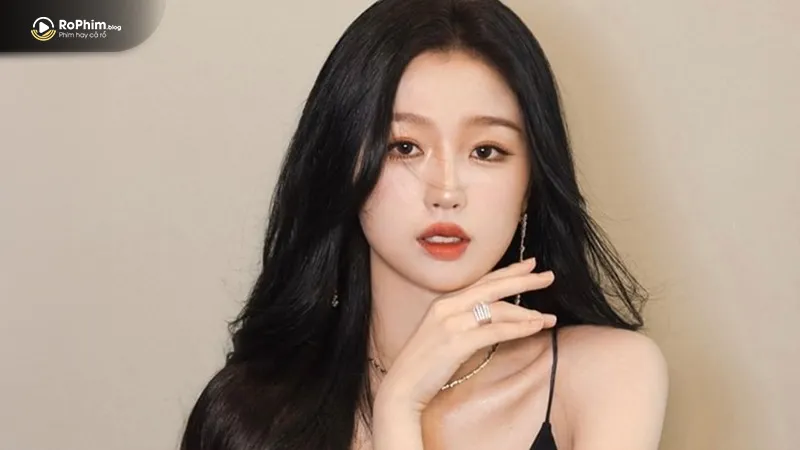 Nữ diễn viên kiêm ca sĩ Ngu Thư Hân chính thức ra mắt album solo đầu tay mang tên Spicy Honey