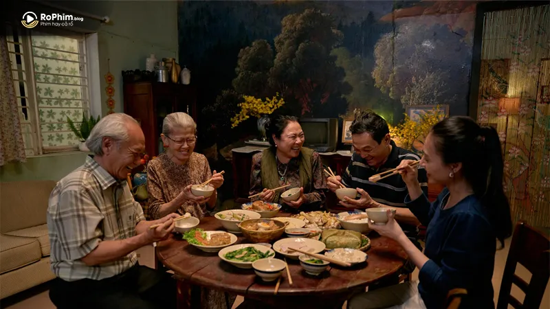 Người con xa quê lắng nghe radio, nhớ bữa cơm gia đình trong MV Vị Nhà của Đen