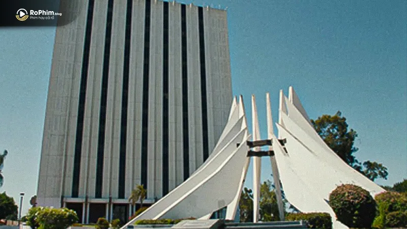 Drake tố cáo UMG phát hành Not Like Us với nội dung vu khống nghiêm trọng, ám chỉ anh là "kẻ ấu dâm" và sử dụng hình ảnh nhà riêng trên bìa đĩa