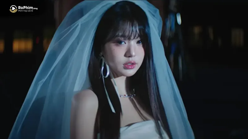 MV Rebel Heart giữ phong cách trẻ trung quen thuộc, nổi bật với hình ảnh Jang Wonyoung làm cô dâu bí ẩn, nhưng âm nhạc vẫn thiếu sự bùng nổ