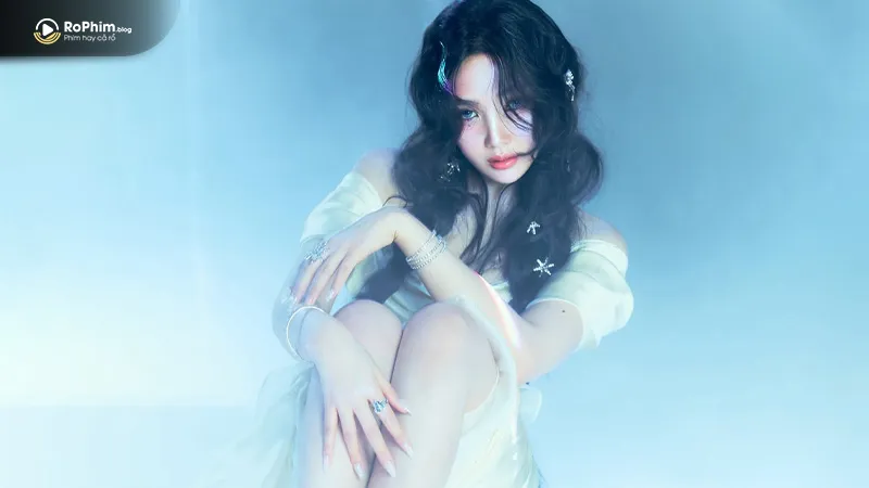 Nữ thần tượng thành công với nhóm, sự nghiệp solo và tài năng đa dạng trong giải trí.