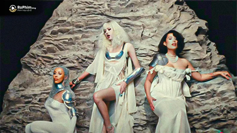 Lisa (BLACKPINK) ra mắt MV 'Born Again' hợp tác cùng Doja Cat và Raye, mang hơi hướng điện ảnh.