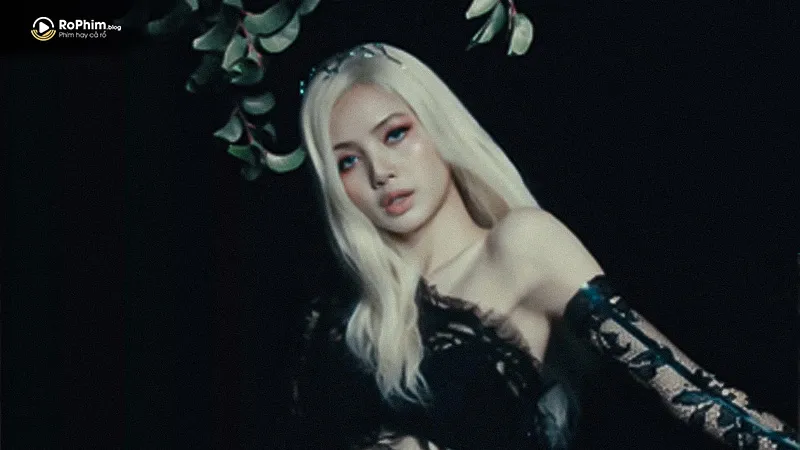 MV 'Born Again' của Lisa kết hợp hình ảnh mãn nhãn, thể hiện hình tượng nữ quyền mạnh mẽ.