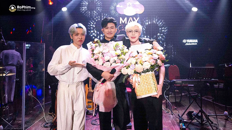 Erik cùng Đức Phúc đến tham dự ủng hộ đêm nhạc của Dược sĩ Tiến