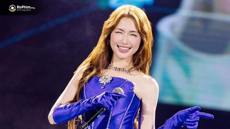 Thông tin Hòa Minzy nhập viện khiến fan lo lắng, nhưng người đại diện cho biết cô đã hồi phục và được về nhà nghỉ ngơi