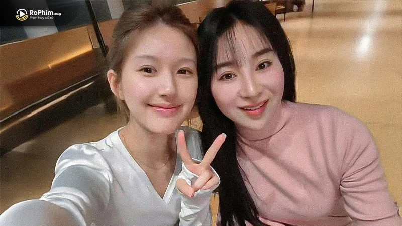 Triệu Lộ Tư xuất hiện bên Tiểu Tạ